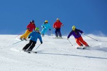 Gruppo di amici che sciano a Kuhtai, Tirolo, Austria — Foto stock