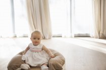 Bebê sentado no chão — Fotografia de Stock