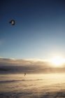 Uomo windsurf sulla neve di giorno — Foto stock