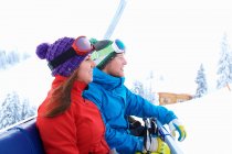 Усміхнені лижники катаються на лижах — стокове фото