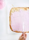 Immagine ritagliata di uomo che diffonde la crema sul pane — Foto stock