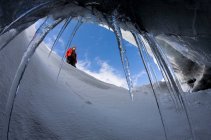 Caminhante visto da caverna glacial — Fotografia de Stock