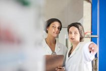 Deux femmes travaillant dans une usine de transformation des olives — Photo de stock