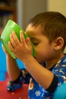 Хлопчик п'є зернове молоко — стокове фото