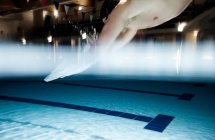 Sportive man jumping in swimming pool — Stock Photo