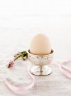 Яйце в склянці срібного яйця — стокове фото