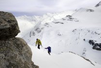 Montanheiros montanha coberta de neve ascendente, Saas Fee, Suíça — Fotografia de Stock