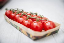 Fileiras de tomates de videira em caixa, close-up tiro — Fotografia de Stock