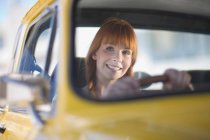 Retrato de sorrindo Mulher dirigindo um carro — Fotografia de Stock