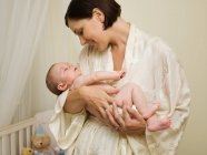 Uma mãe segurando um bebê recém-nascido — Fotografia de Stock