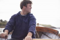 Портрет человека, плывущего в лодке, Уэльс, Великобритания — стоковое фото