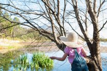 Chica jugando en el árbol al aire libre - foto de stock