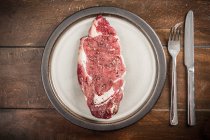 Raw seasoned meat — Stock Photo