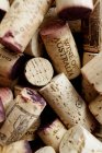 Primer plano de corchos de vino usados - foto de stock
