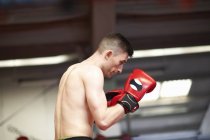 Boxer pratiquant en boxe ring — Photo de stock