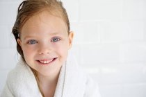 Девушка в полотенце, смотрит в камеру — стоковое фото