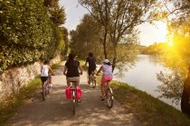 Семейные велосипеды на берегу реки — стоковое фото