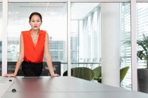 Retrato de mulher empresária no cargo — Fotografia de Stock