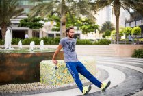 Entraînement d'homme, faire des échauffements dans le parc, Dubaï, Émirats arabes unis — Photo de stock