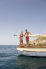 Couple d'âge mûr voile sur yacht — Photo de stock