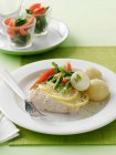 Piatto di salmone con verdure — Foto stock