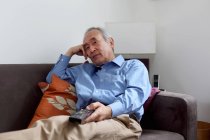 Homme plus âgé regardant la télévision — Photo de stock