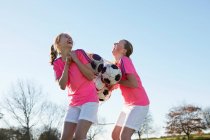 Giocatori di calcio che trasportano palle in campo — Foto stock
