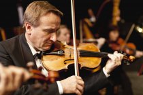 Violinista in orchestra — Foto stock