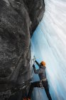 Mann im Höhlen-Eisklettern, Saas Fee, Schweiz — Stockfoto