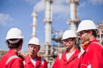 Arbeiter reden in Ölraffinerie — Stockfoto