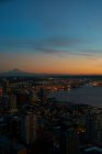 Місто горизонту Сіетлі у нічний час — стокове фото