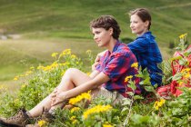 Porträt zweier Freundinnen, Tirol, Österreich — Stockfoto
