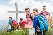 Gruppo di amici in escursione, Tirolo, Austria — Foto stock