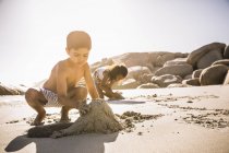 Garçon et soeur faisant le château de sable sur la plage, Cape Town, Afrique du Sud — Photo de stock