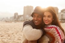 Sorridente giovane coppia sulla spiaggia — Foto stock