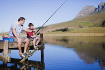 Батько риболовля з сином в озері — стокове фото