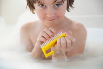 Девушка вытирает ногти в ванной — стоковое фото