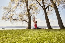 Visão lateral da mulher em divisão posição de ioga — Fotografia de Stock