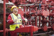 Macchine operatrici su piattaforma petrolifera — Foto stock