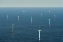 Foto aérea de un parque eólico en alta mar frente a la costa holandesa, IJmuiden, Holanda del Norte, Países Bajos - foto de stock