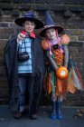 Crianças vestindo trajes de Halloween — Fotografia de Stock