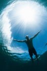 Сноркелер плаває у тропічній воді — стокове фото