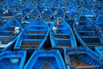Barcos azules en el puerto - foto de stock
