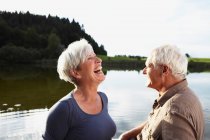 Couple aîné s'amuser sur le lac — Photo de stock