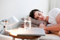Портрет человека спящего в постели — стоковое фото