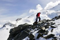 Arrampicata uomo sulle montagne innevate, Saas Fee, Svizzera — Foto stock