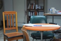 Письменный стол с бумагами и пустыми стульями в офисе — стоковое фото