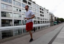 Hombre corriendo en la calle de la ciudad - foto de stock