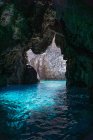 Vue de la grotte gorgée d'eau, Masua, Sardaigne, Italie — Photo de stock