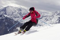 Лыжник делает трюки на склоне — стоковое фото